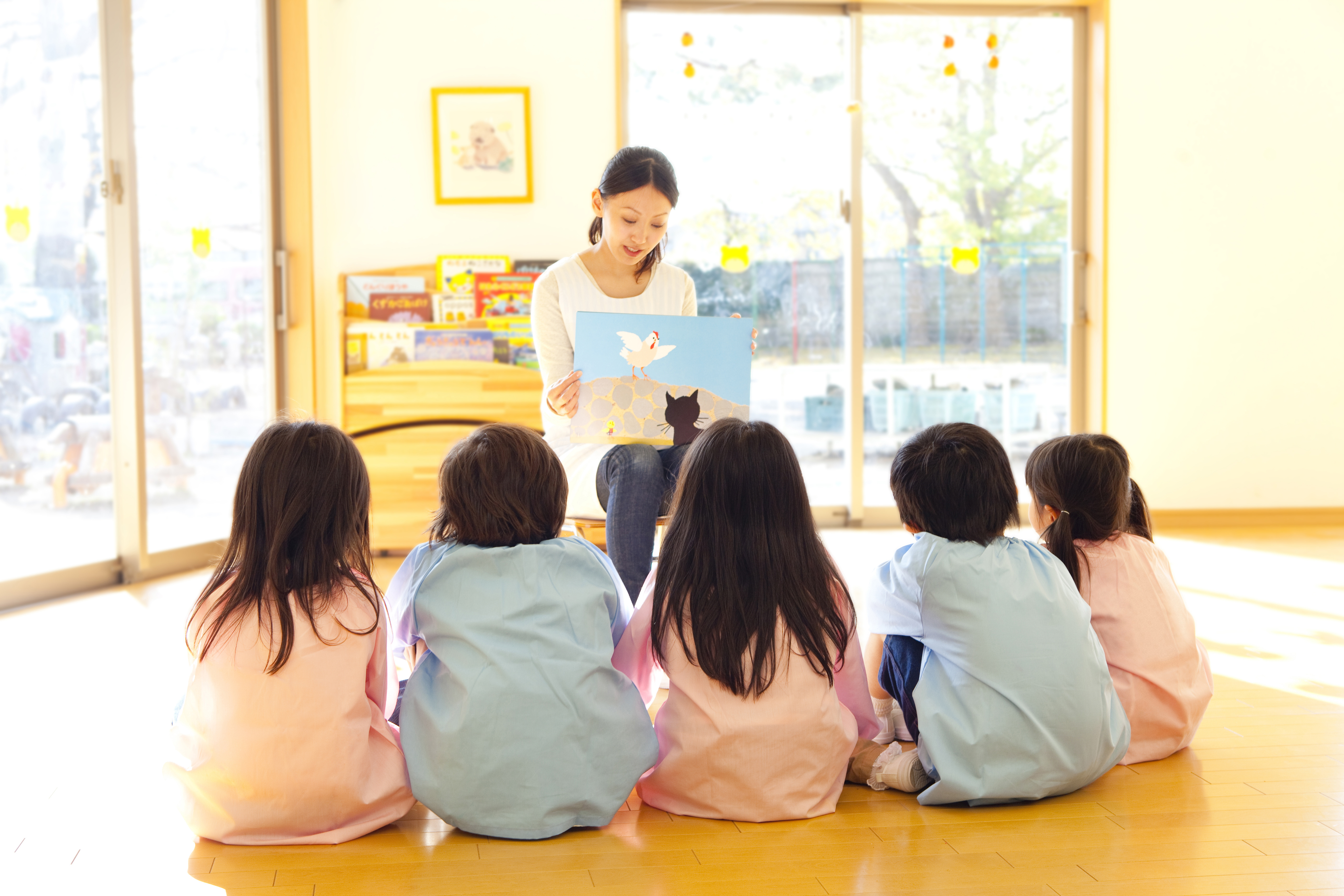 絵本を読む保育園の先生