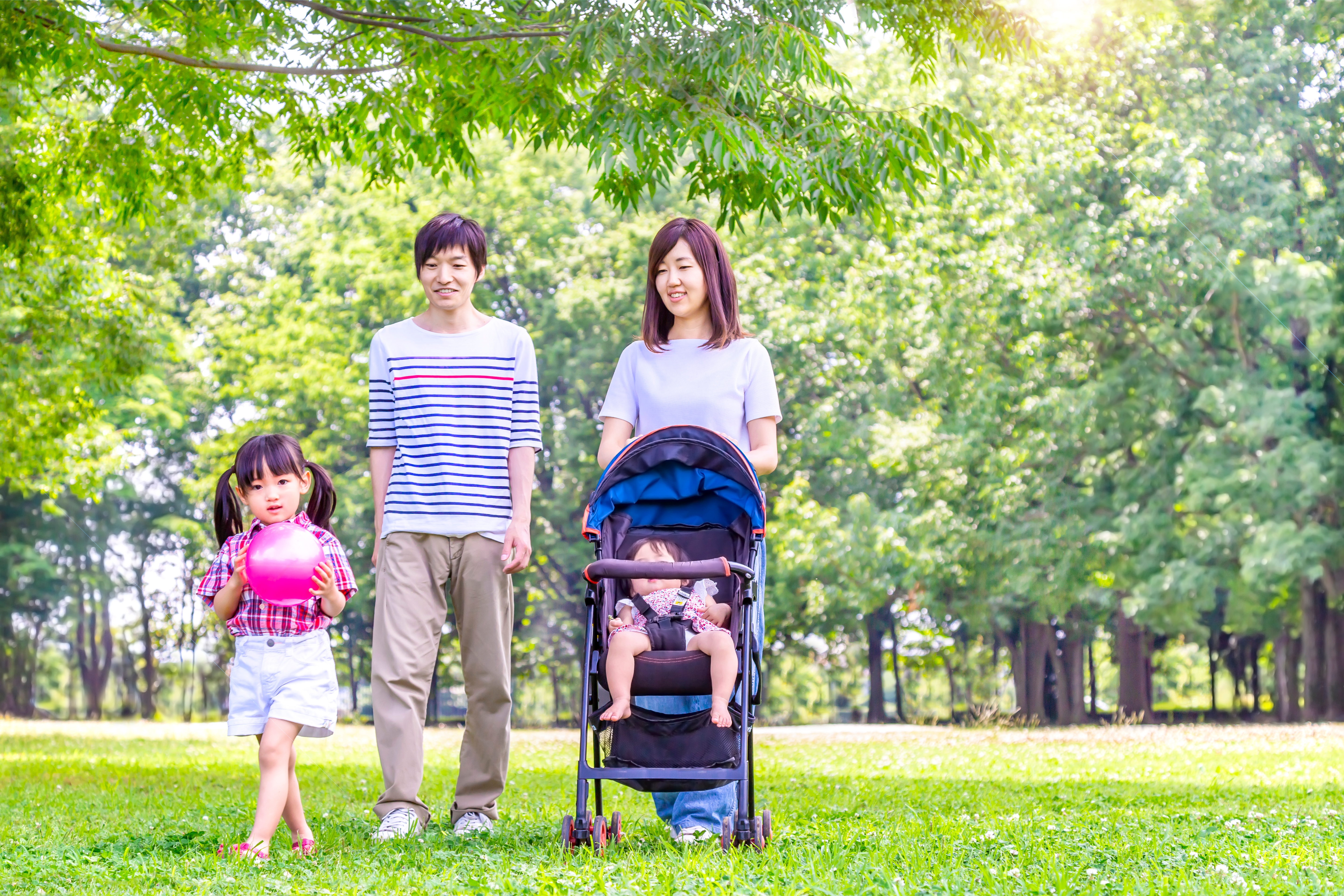 公園を歩く家族