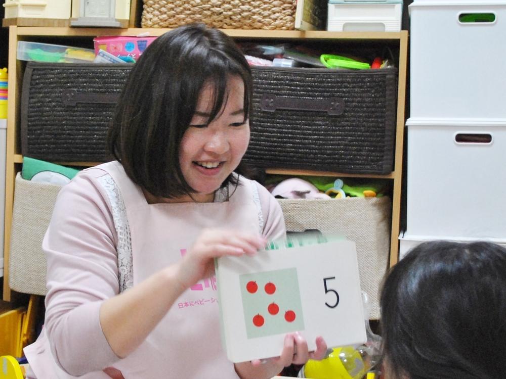 英語オプション無料 教材、絵本は持参いたします。 外遊びもお任せください！ キッズライン